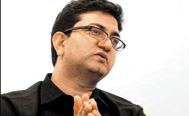 ''पद्मावती'' की प्राइवेट स्क्रीनिंग से नाराज हुए सेंसर बोर्ड अध्यक्ष प्रसून जोशी, कहा- यह नियमों का उल्लंघन