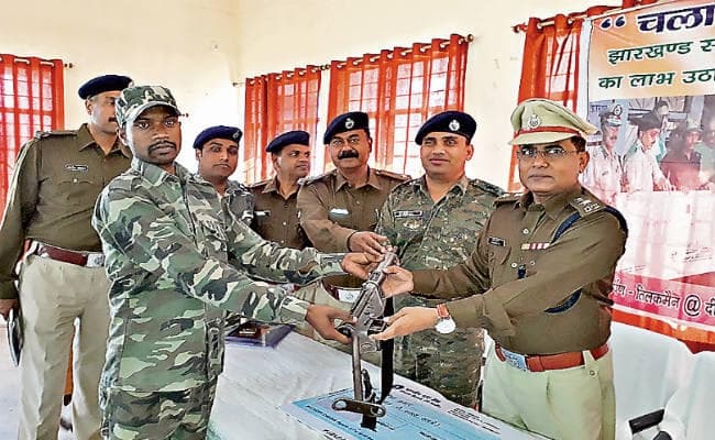 झारखंड : दो लाख का इनामी पीएलएफआइ के एरिया कमांडर ने किया सरेंडर