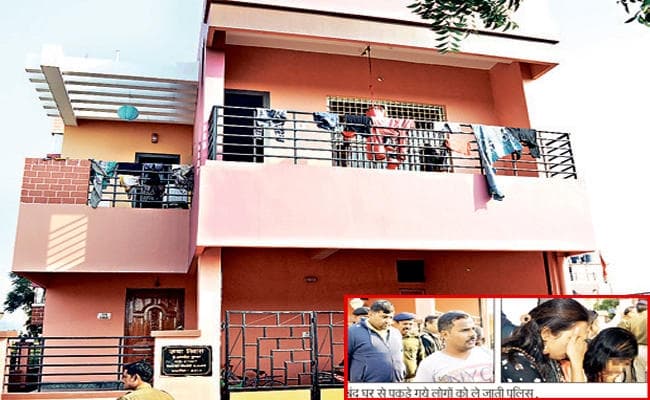 Jamshedpur : रिटायर्ड एसडीओ के घर चल रहा था सेक्स रैकेट, 2 महिला, 3 लड़कियां और 2 लड़के गिरफ्तार Jamshedpur : रिटायर्ड एसडीओ के घर चल रहा था सेक्स रैकेट, 2 महिला, 3 लड़कियां और 2 लड़के गिरफ्तार
