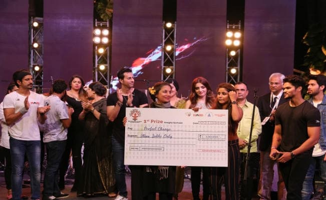 बहुप्रतिक्षित कंसर्ट ‘ललकार’ में किंग खान ने किया कविता पाठ