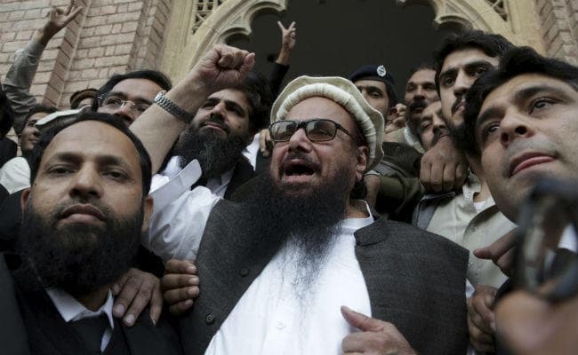 पढ़ें, रक्षा विशेषज्ञ सुशांत सरीन का लेख- हाफिज के कंधे पर है पाक की बंदूक