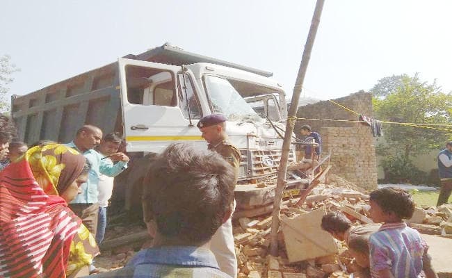 मैक्लुस्कीगंज में मोटरसाईकिल गैरेज में घुसा हाईवा, एक की मौत, कई घायल