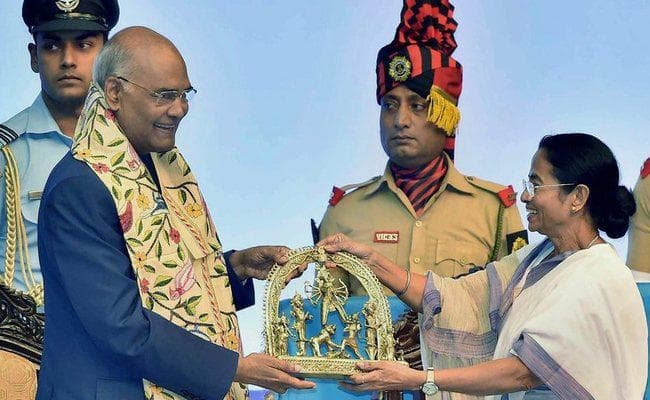 ममता ने राष्ट्रपति को किया सम्मानित, कोविंद ने कहा-बंगाल को कट्टरपंथी व चरमपंथी ताकतों से सतर्क रहने की जरूरत