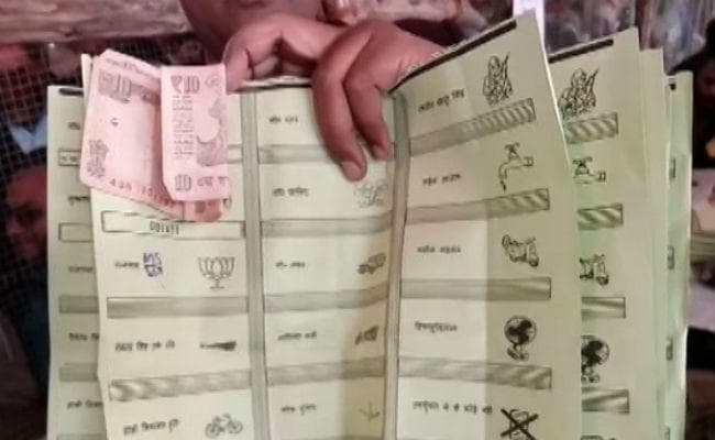 यूपी निकाय चुनाव: जब मुरादाबाद में बैलट पेपर के साथ मिले 10-10 के नोट, तो जानें क्या हुआ आगे यूपी निकाय चुनाव: जब मुरादाबाद में बैलट पेपर के साथ मिले 10-10 के नोट, तो जानें क्या हुआ आगे