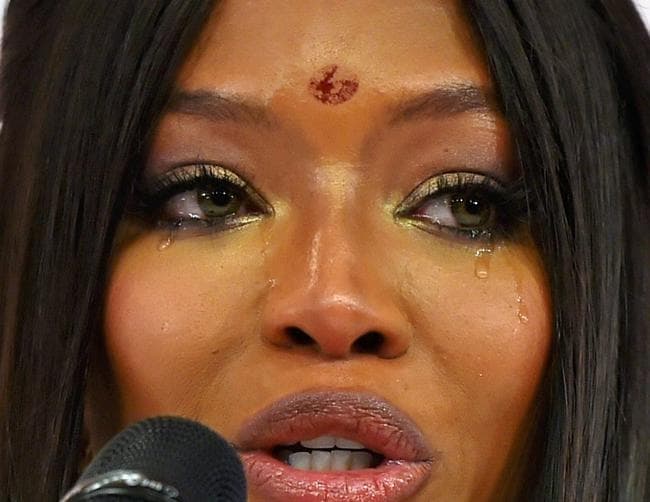 सुपरमॉडल नाओमी कैंपबेल जब कार्यक्रम के दौरान हुई भावुक, देखें तस्वीरें