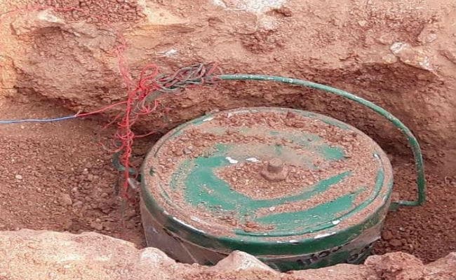 गढ़वा : 10-10 किलो के दो केन बम बरामद