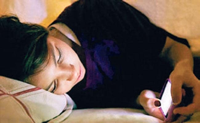 अंधेरे में यूज न करें मोबाइल