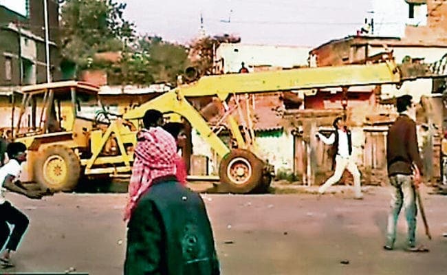 झरिया में तनाव: 2 समुदाय भिड़े, पथराव, फायरिंग 100 घायल, 4 पुलिसकर्मी भी जख्मी, जानें पूरा मामला