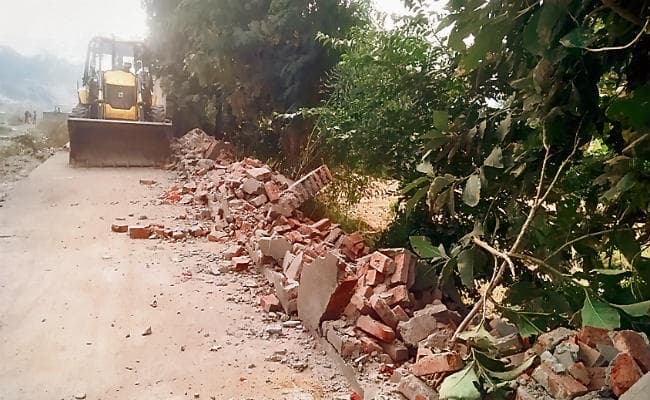 बिहार : औरंगाबाद सांसद के भाई की जमीन पर चला बुलडोजर