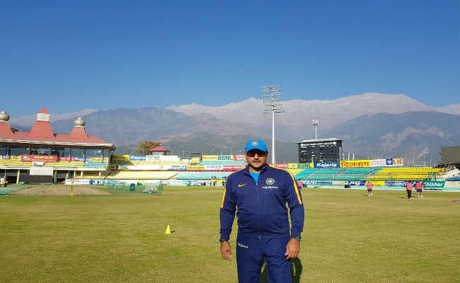 शास्त्री का श्रीलंकाई टीम पर तंज, ''धर्मशाला में लो आराम से सांस''
