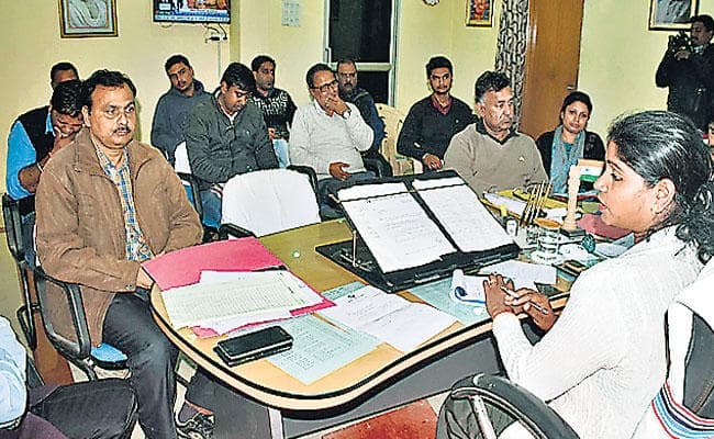 मेयर ने अधिकारियों के साथ की बैठक, दिया निर्देश शहर से ब्राइट कंपनी का होर्डिंग हटायें मेयर ने अधिकारियों के साथ की बैठक, दिया निर्देश शहर से ब्राइट कंपनी का होर्डिंग हटायें