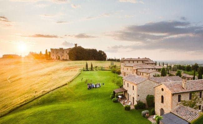 ...तो क्या इसलिए अनुष्का और विराट ने शादी में ज्यादा लोगों को नहीं दिया निमंत्रण ?