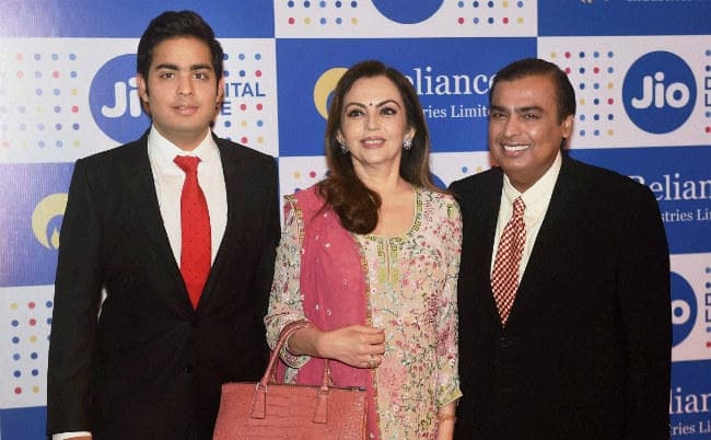 वायरल न्यूज जिसे सच नहीं मानिए : मुकेश अंबानी के बेटे की शादी का डेढ़ लाख रुपये का कार्ड