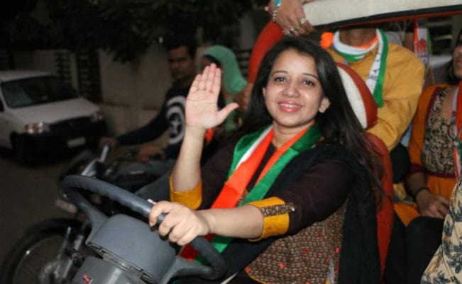 गुजरात : नरेंद्र मोदी की परंपरागत सीट मणिनगर से कांग्रेस की हाइप्रोफाइल कैंडिडेट श्वेता ब्रह्मभट्ट हैं कौन?