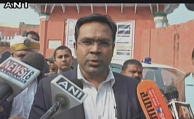 बसपा पार्षद के उर्दू में शपथ लेने पर अड़ने से हंगामा