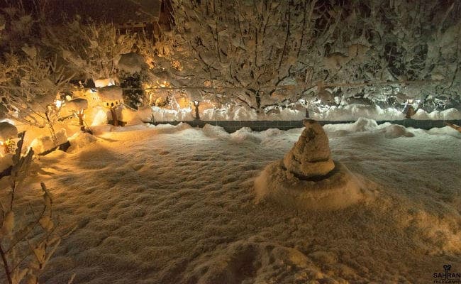 महबूबा का निमंत्रण, आइए कश्मीर में हुई पहली बर्फबारी का आनंद लें