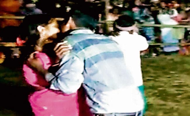 झारखंड : चुंबन प्रतियोगिता प्रकरण में एसडीओ ने सौंपी जांच रिपोर्ट