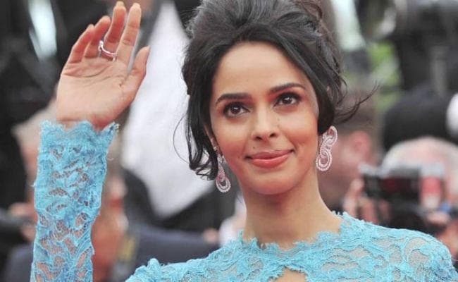 घर से बगावत, पति से तलाक, जानें जिंदगी के इस मोड़ पर कैसे पहुंच गयीं मल्लिका शेरावत