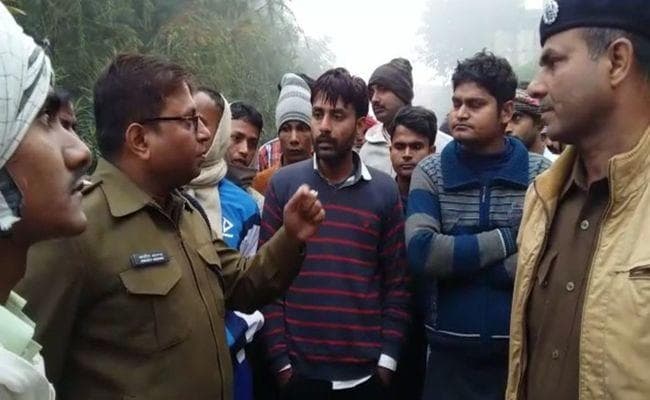 VIDEO में देखिए, बम धमाके और फायरिंग से दहला विवि का हॉस्टल, चंदा को लेकर बढ़ा विवाद