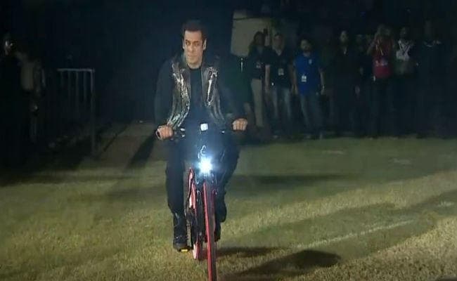 अब स्वस्थ रहने के लिए ई - साइकिल चलाने की सलाह देंगे सलमान खान