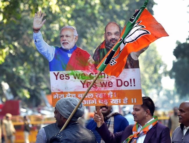 गुजरात की मुश्किल लड़ाई की जीत के जश्न में डूबी भाजपा, देखें तसवीरें