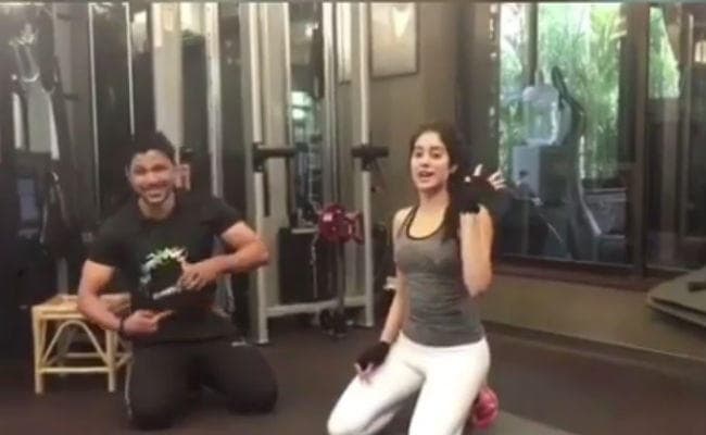 Viral Video: 5 मिनट में कैसे बनाये 6 पैक एब्स, बता रही हैं श्रीदेवी के बेटी जाह्नवी कपूर
