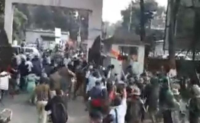 जब्त ऑटो छुड़ाने के पैसे नहीं थे पूरे परिवार के साथ की आत्मदाह की कोशिश