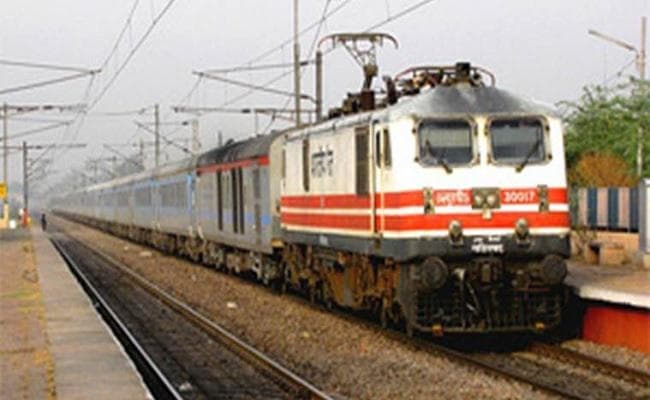 ट्रेन में लूटपाट का विरोध करने पर यात्री अगवा, एक घंटे तक रुकी रही ट्रेन, 3 गिरफ्तार