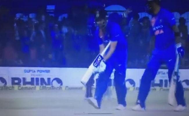 क्या आपने देखा ? रोहित शर्मा और कोच शास्त्री के बीच किस तरह इशारों-इशारों में हुई बात