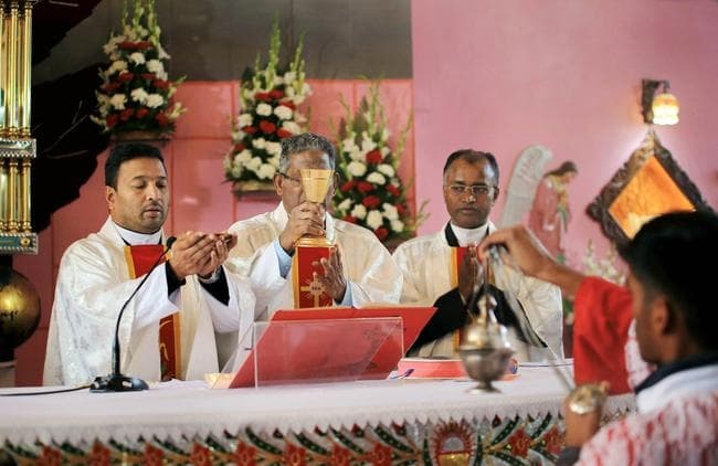 देश-दुनिया में क्रिसमस के त्यौहार की रही धूम, देखें तसवीरें