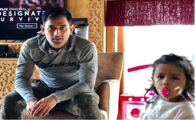 क्रिसमस के अवसर पर धौनी की गोद में बैठकर जीवा ने गाया गाना, वीडियो वायरल