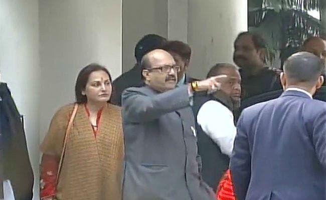 चुनाव आयुक्त से मिले मुलायम सिंह, सपा के चुनाव चिह्न ‘साइकिल'' पर दावा ठोका