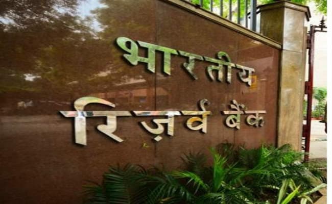 नोटबंदी : नोट ना बदलने से परेशान महिला ने उतारे कपड़े