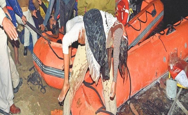 पटना नाव हादसा : डूबीं जिंदगियां, हर तरफ मौत का मातम