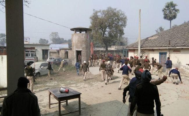 हत्या के विरोध में ग्रामीणों का थाने पर हमला, पुलिस ने की यह कार्रवाई