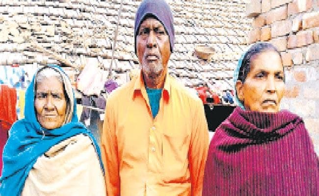 तीन वृद्धों को मृत बता कर बंद किया वृद्धा भत्ता