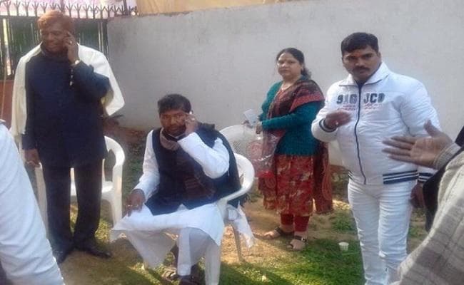 लोजपा सांसद संग कुख्यात अपराधी का फोटो Viral