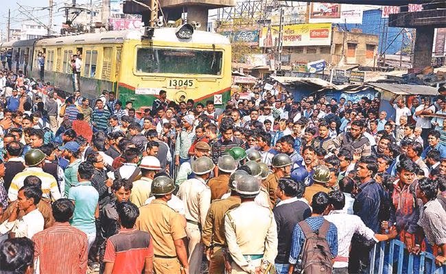 हंगामा: ट्रेन से कट कर वृद्ध की मौत, रणक्षेत्र बना सोदपुर