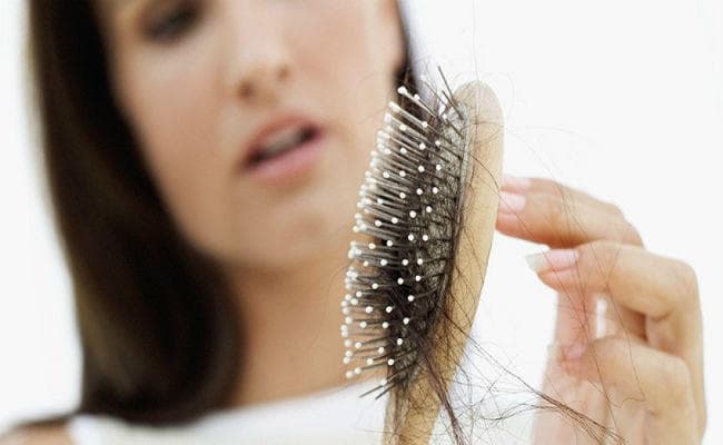 करें घरेलू उपाय और रोकें अपने झड़ते बालों को, पढें कुछ टिप्स