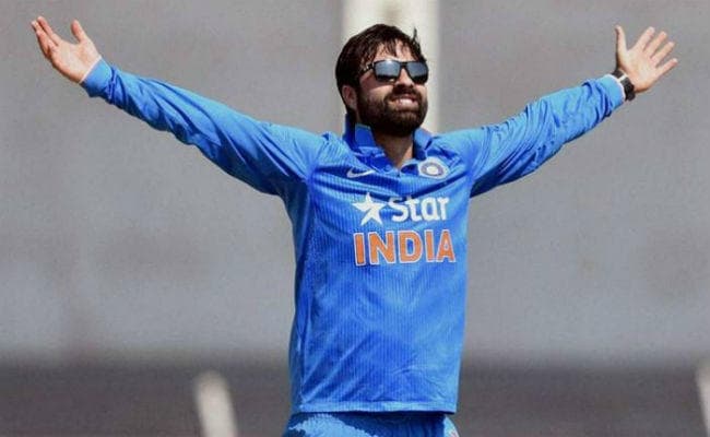 राष्ट्रगान के वक्त च्युइंगम चबाते दिखे परवेज रसूल, विवादों में आये