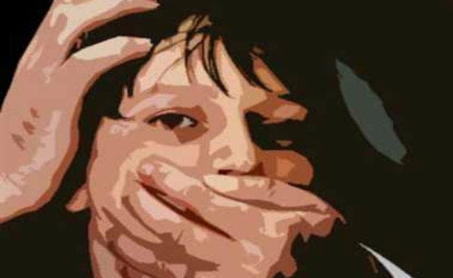 चलती बस में युवती से छेड़खानी