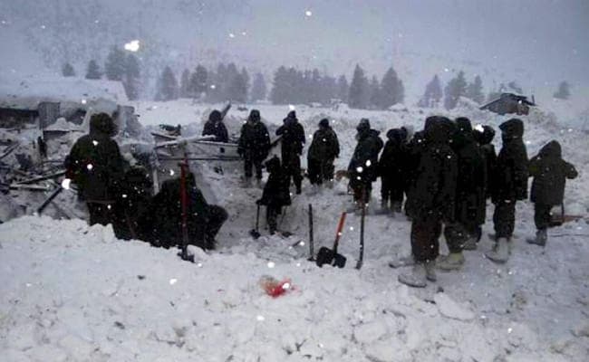 जम्मू कश्मीर : माछिल सेक्टर में बर्फ के नीचे फंसे सेना के पांचों जवानों को बचाया गया