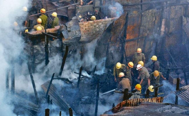 कारखाने में लगी आग, 18 दमकल इंजन पहुंचे