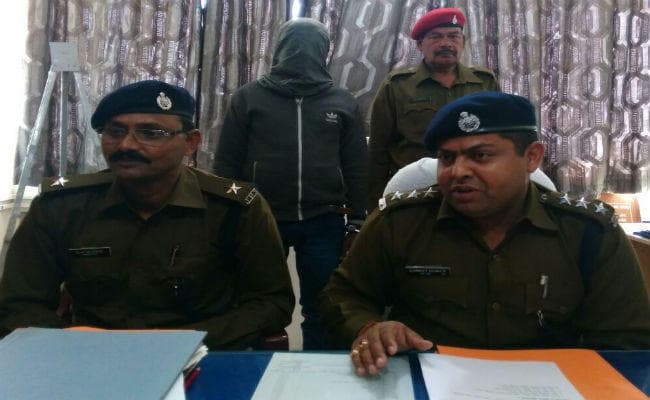 आठ सालों से था फरार, पंद्रह हजार का ईनामी, पकड़ा गया