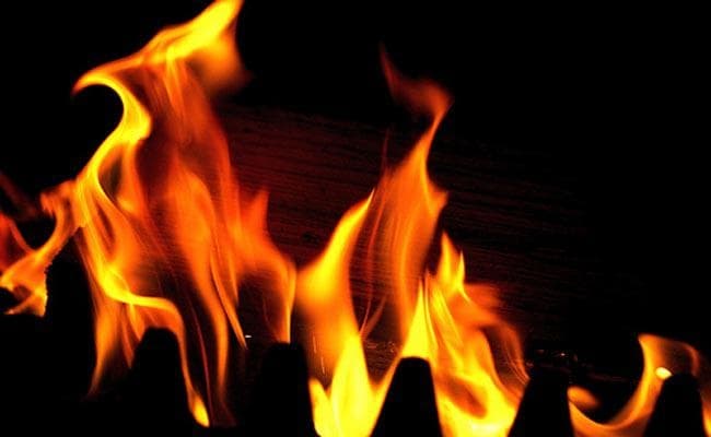बिस्कुट व चॉकलेट की गोदाम में बदमाशों ने लगायी आग