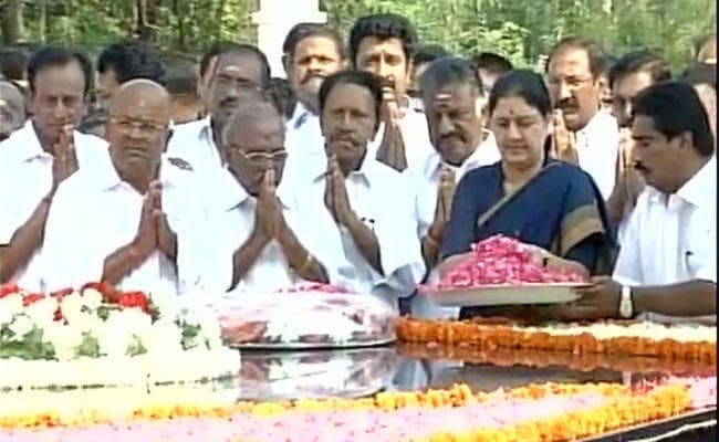 AIADMK में पकड़ मजबूत करने में जुटीं शशिकला, पसंद के लोगों को महत्वपूर्ण पदों पर किया नियुक्त