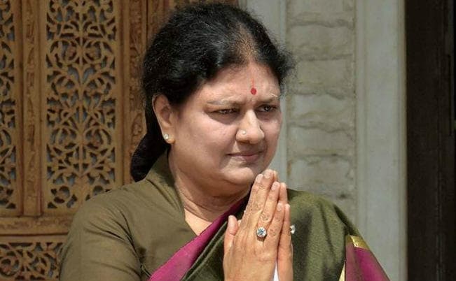 अन्नाद्रमुक ने कल बुलायी पार्टी विधायकों की बैठक, क्या जायेगी ओ पन्नीरसेल्वम की कुर्सी?