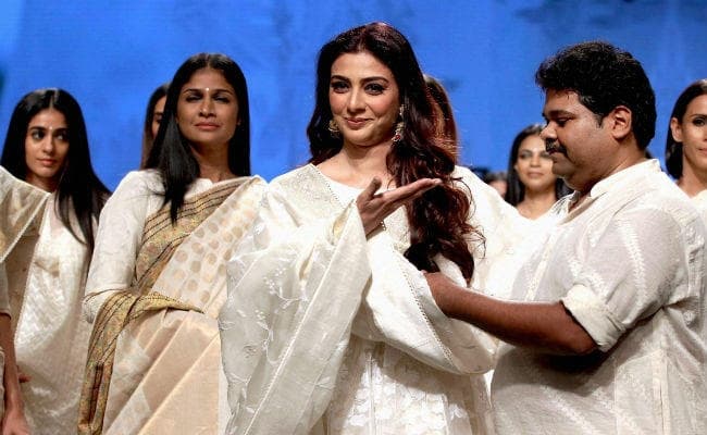 लक्मे फैशन वीक में जुटी बी टाउन की ब्यूटी