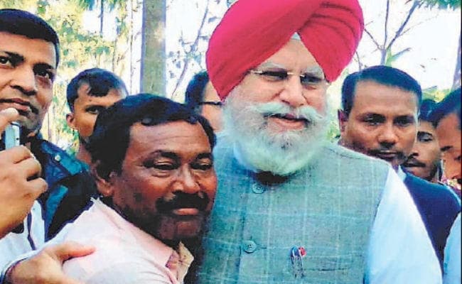 केंद्रीय मंत्री अहलुवालिया पहुंचे पद्मश्री करीमुल के घर