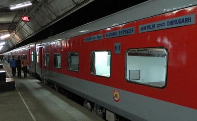 ठंड के कारण रेलपटरी में खिंचाव, डिब्रूगढ़ राजधानी एक्सप्रेस के यात्री बाल-बाल बचे